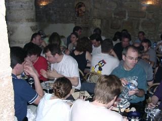Fichier:Assos-14juin2003-tablees.jpg